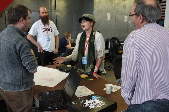 Druk overleg tijdens de Hackathon