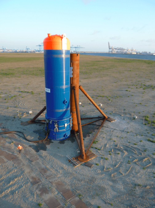 Linksonder oprichter en directeur Jasper Winkes bij een test op de Tweede Maasvlakte