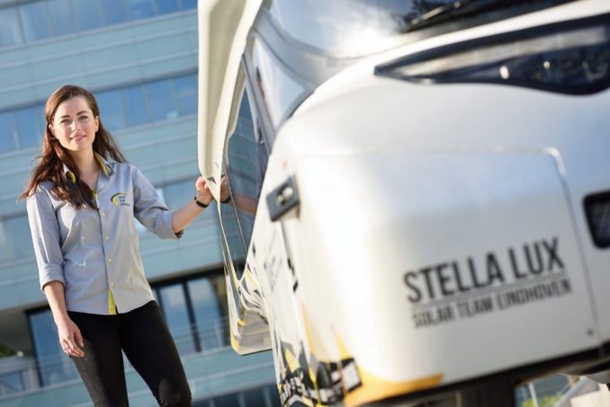 Liselotte Kockelkoren van Solar Team Eindhoven met energiepositieve zonne-auto Stella Lux