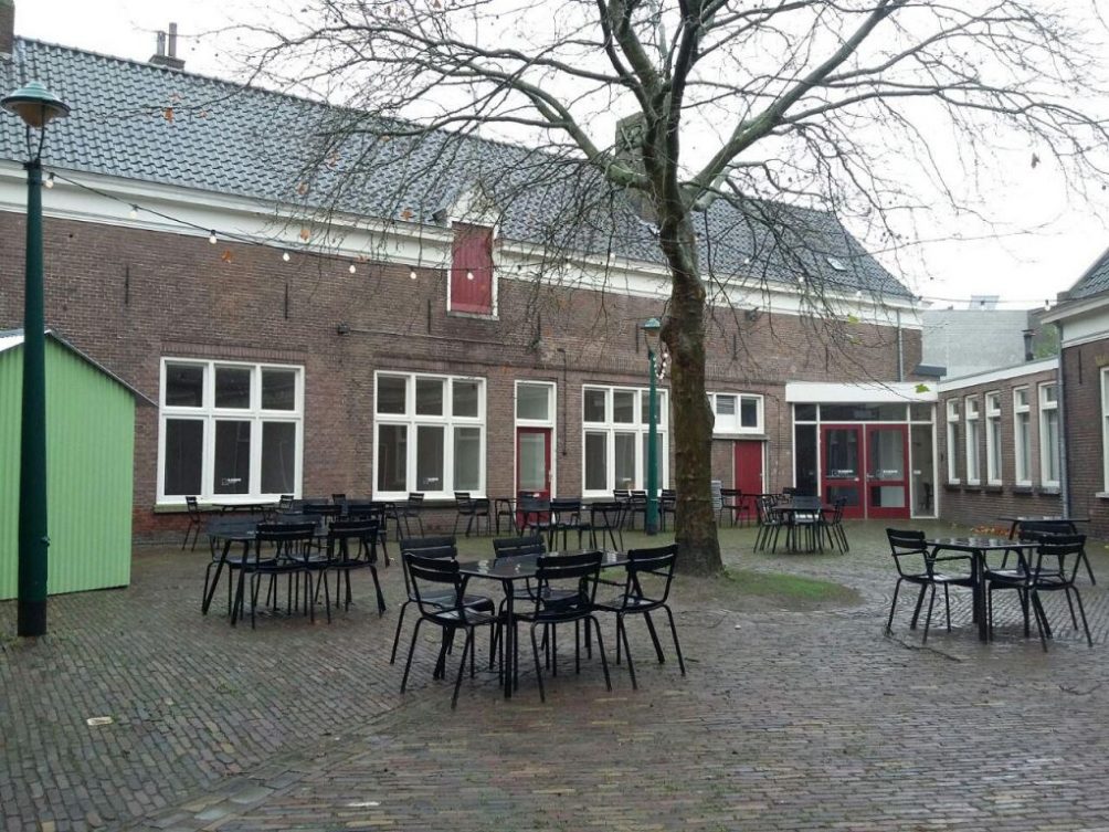 De binnenplaats van de Kazerne