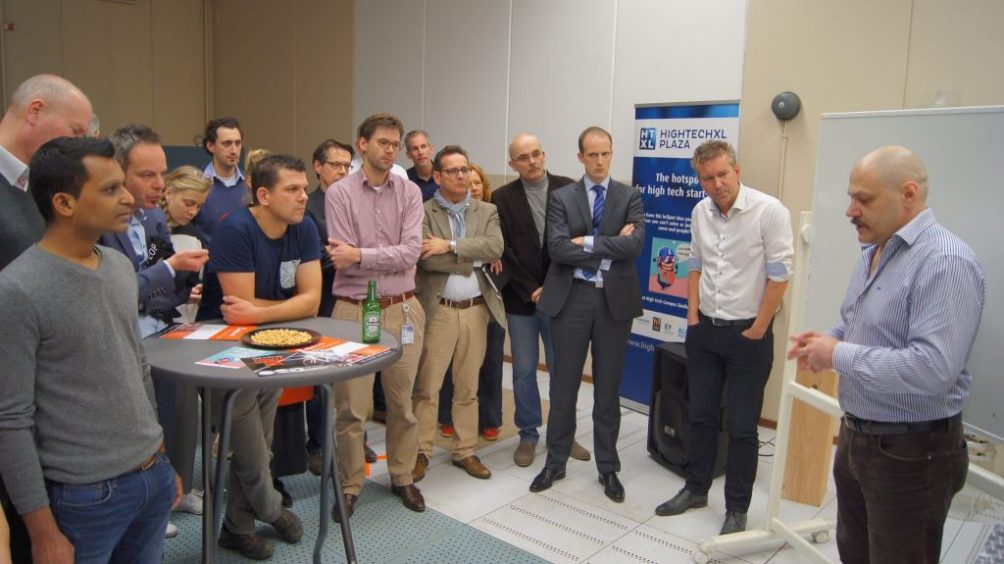 Mit Patel (links) luisterend naar een van de pitches op Drinks&Demos op High Tech Plaza