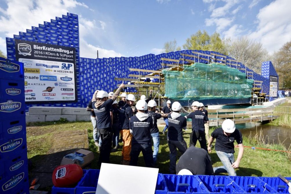 Geslaagde recordpoging langste Bierkrattenbrug (ca 27 meter) over rivier de Dommel tijdens het Dream & Dare festival ivm 60-jarig bestaan van de TU Eindhoven
