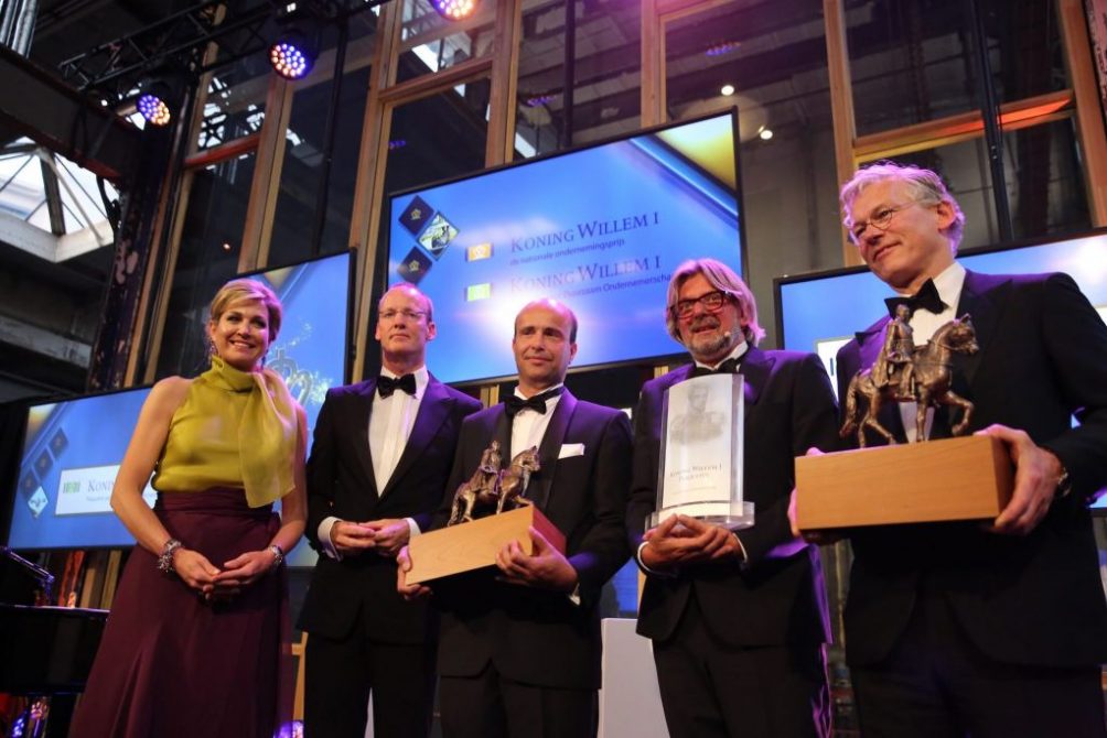 v.l.n.r. | Hare Majesteit Koningin Máxima, dhr. Prof. dr. K.H.W. Knot (President van de Nederlandsche Bank en Voorzitter van de Koning Willem I Stichting), Toine Brock (TOBROCO Machines), Rob Baan (Koppert Cress B.V.) en Frans van Houten (Koninklijke Philips N.V. | Fotograaf: Maarten Huisman