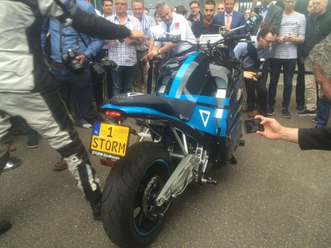 De achterkant van de motor.