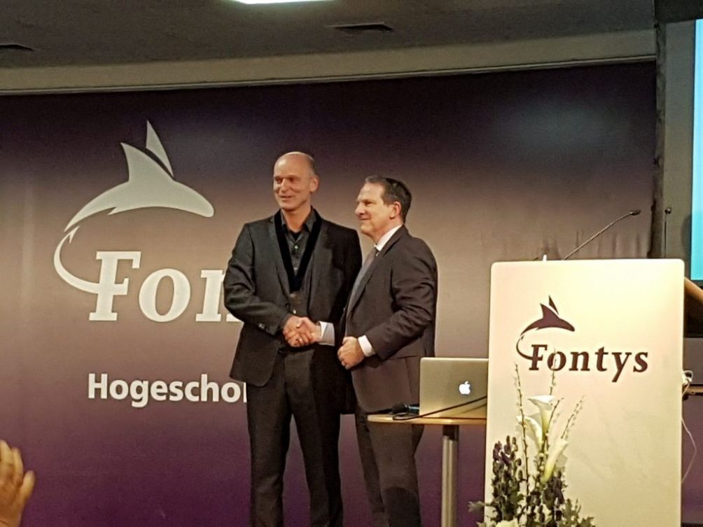 Mark de Graaf (links) wordt gefeliciteerd door de driecteur van Fontys ICT, Ad Vissers.