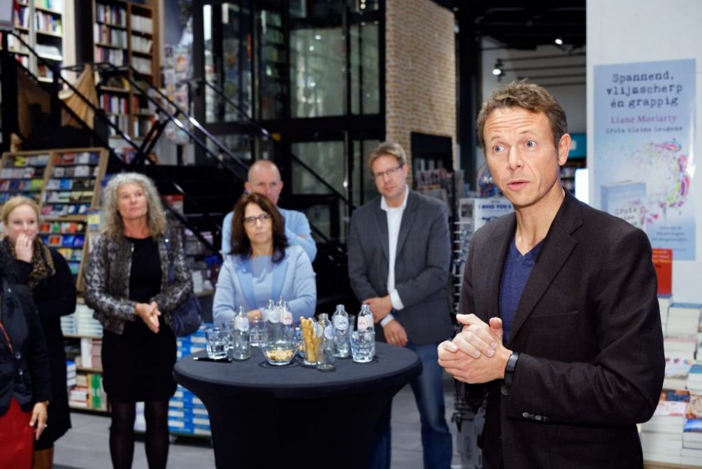 David van Iersel spreekt bij de presentatie De Slimme Scheurkalender 2017 bij boekhandel van Piere (foto Bart van Overbeke)