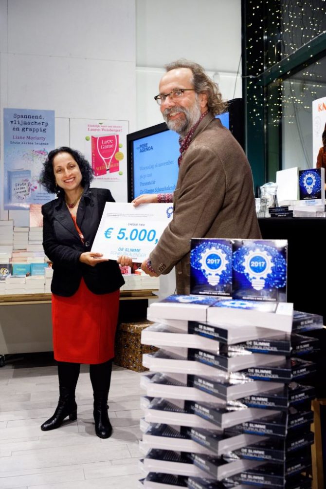 presentatie De Slimme Scheurkalender 2017 door Maarten Steinbuchl bij boekhandel van Piere en overhandiging cheque met opbrengst aan Karen Ali, directeur particuliere fondsenwerving TU Eindhoven (foto Bart van Overbeke)