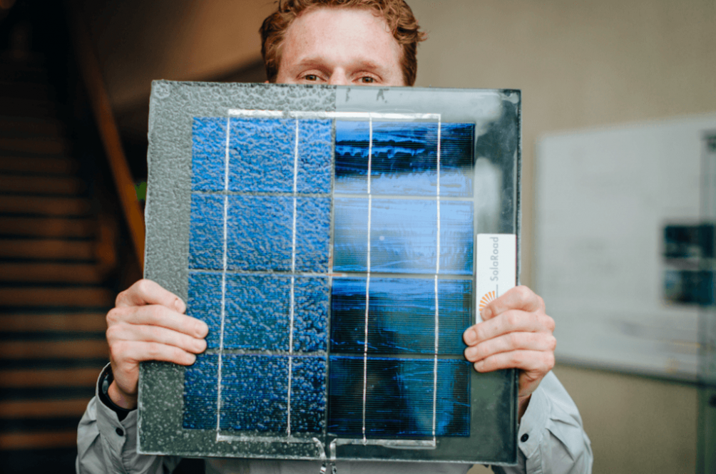 Een "solar road paneel", links met anti-slijtlaag.