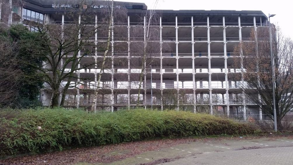 Het oude karkas aan de kant van de Vonderweg zal moeten wijken voor nieuwe woningen
