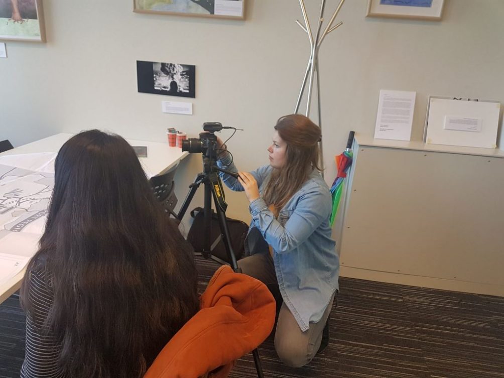 Esmee de Vries in actie tijdens een van de interviews
