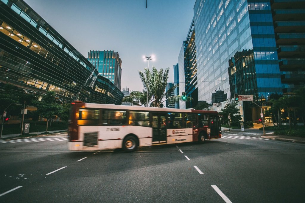 Linienbus-in-Stadt