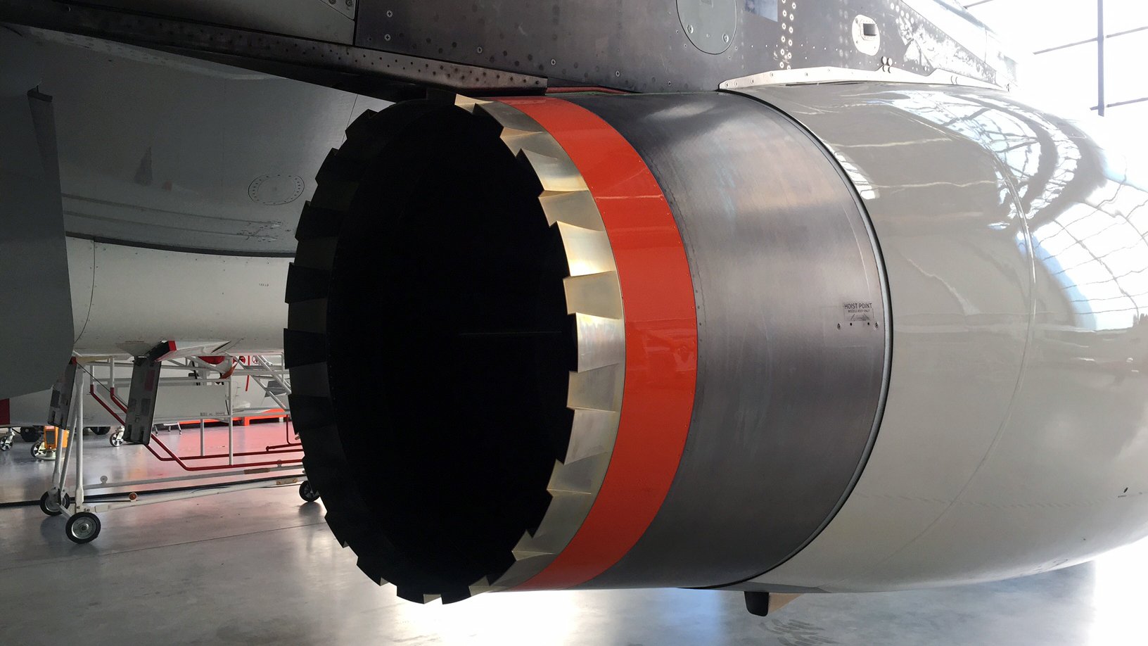 LN-ATRA_07 Der rote Ring verblendet die Kante im hinteren Bereich der Triebwerksgondel. Luftwirbel, die Lärm erzeugen, werden so vermieden.