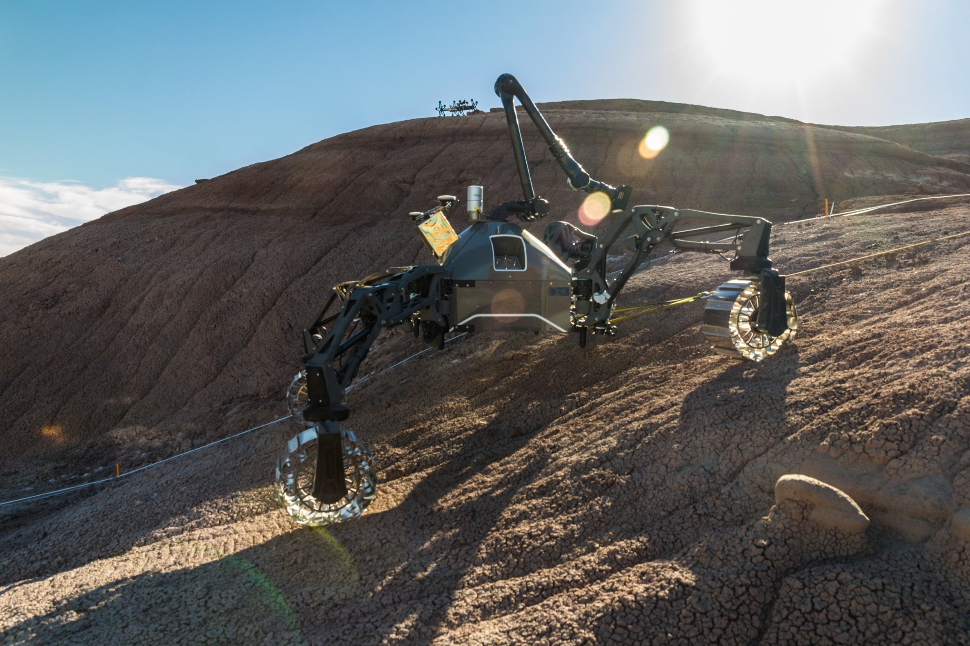 DFKI_ROBDEKON_1 Auch Roboter wie diese könnten mit Hilfe von Q-Rock konstruiert werden: DFKI-Robotersystem SherpaTT im Feldtest in der marsähnlichen Wüste von Utah. Foto: DFKI