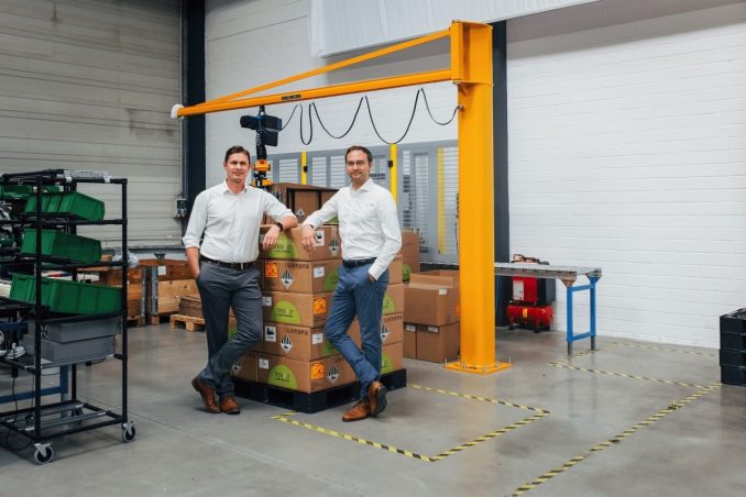 Tesvolt-Gründer in Produktionsstätte für Stromspeicher
