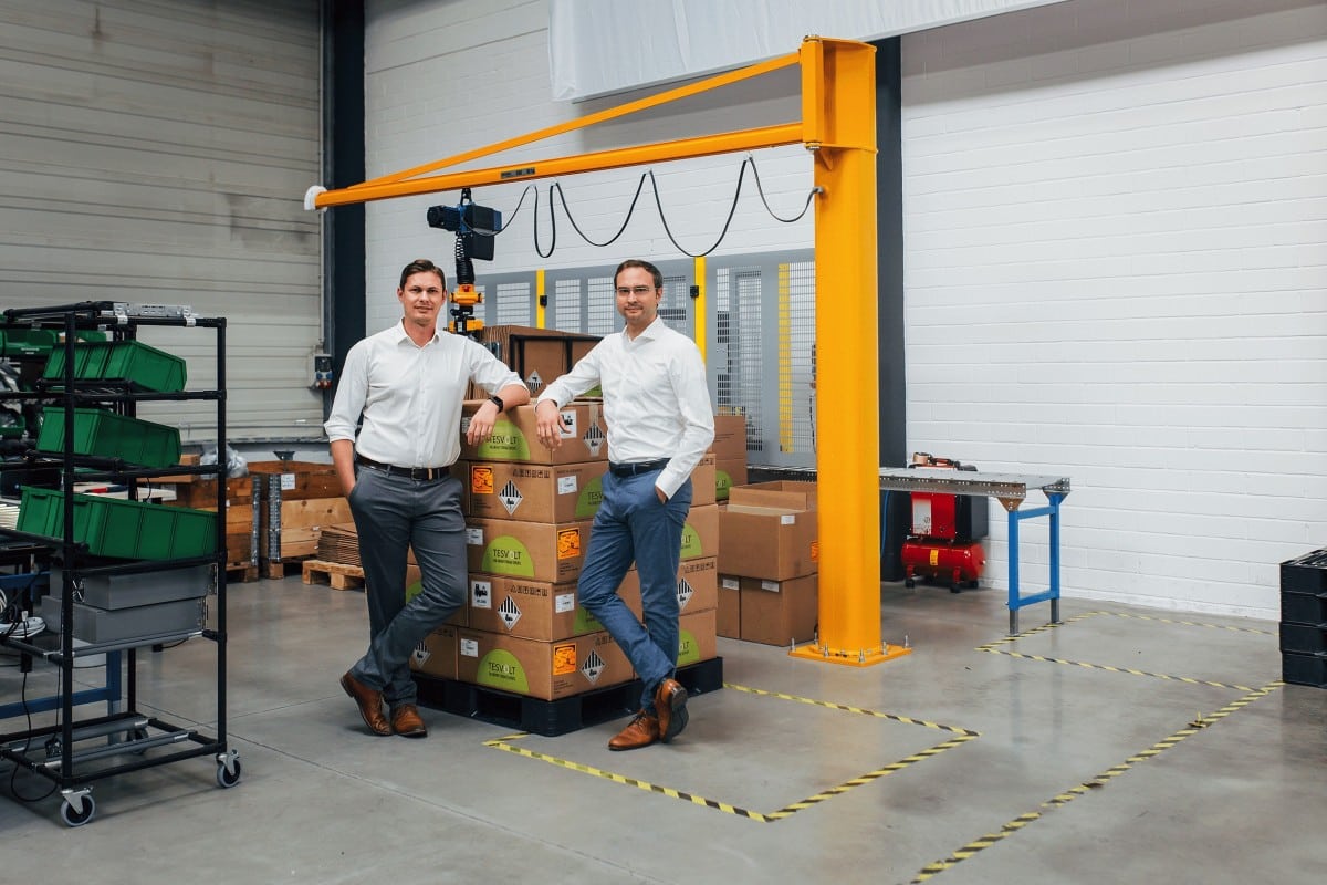 Tesvolt-Gründer in Produktionsstätte für Stromspeicher