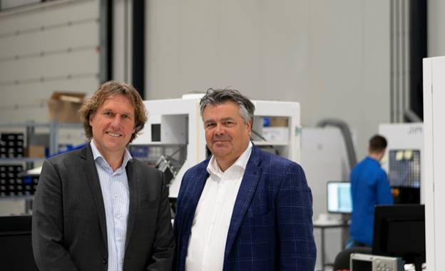 Guido du Pree en Leon Giesen (vlnr) te midden van de assembly hal van Sioux waar de Xyall-systemen geproduceerd gaan worden. Guido du Pree en Leon Giesen (vlnr) te midden van de assembly hal van Sioux waar de Xyall-systemen geproduceerd gaan worden.