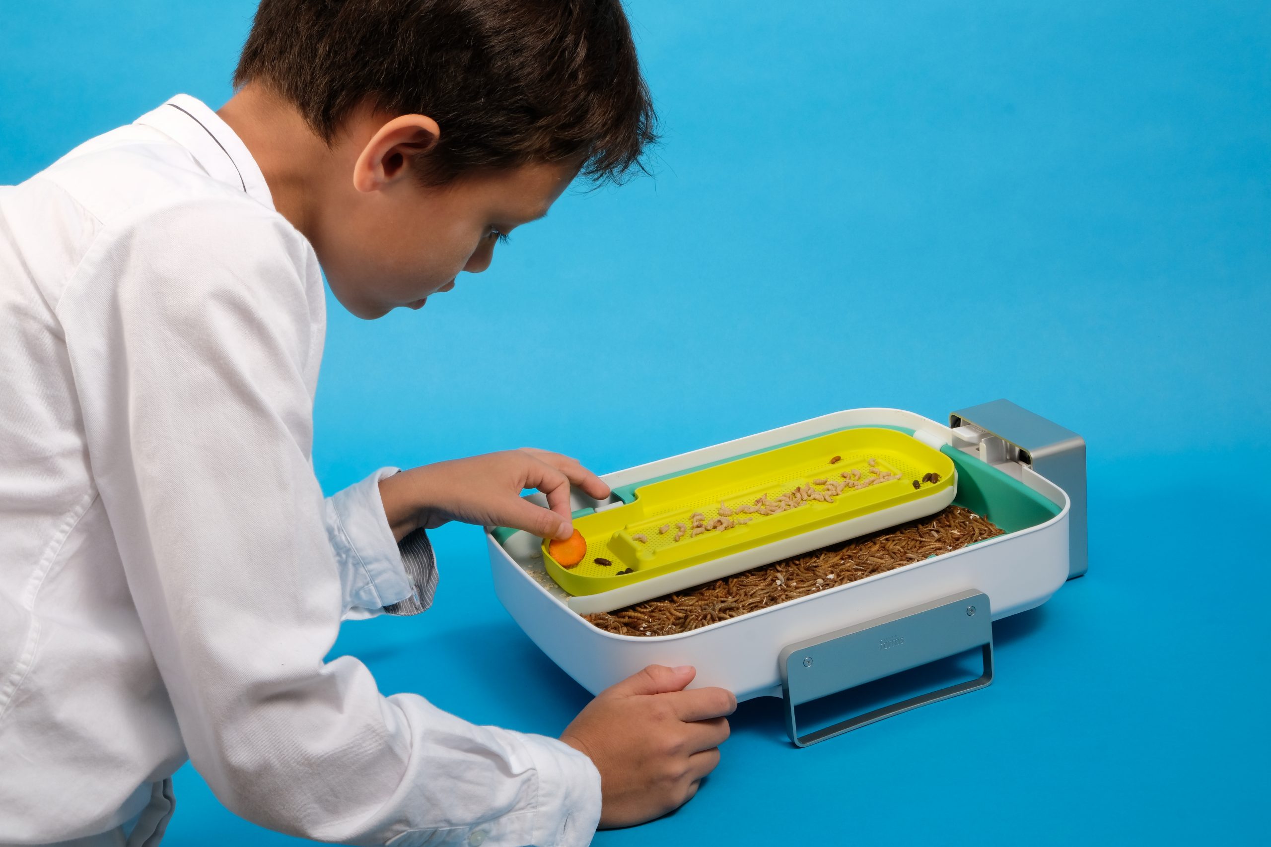 Hive®Explorer_Child recycling Food Waste©LivinFarms Mehlwürmern, Protein, Insektenzucht,Livin Farms