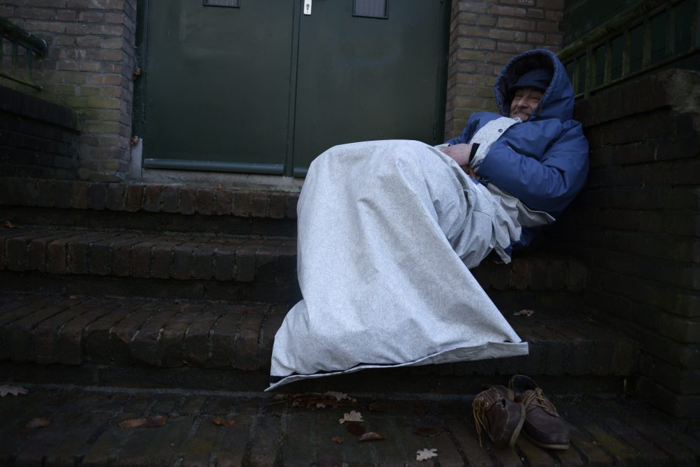 Dakloze met een Sheltersuit