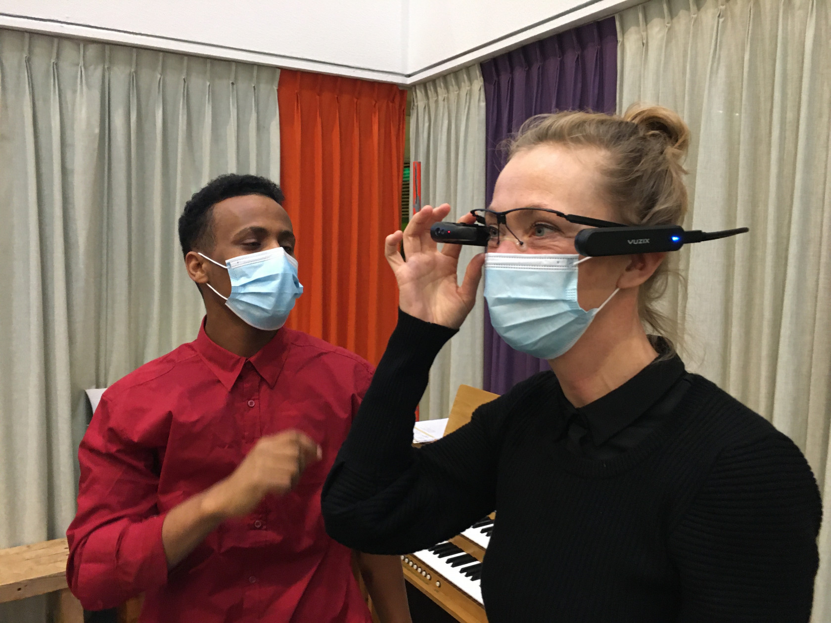 Studenten Lotte Grovenstein en Tsgab Habtemariam met de SmartGlass tijdens presentatie ZuidOostZorg