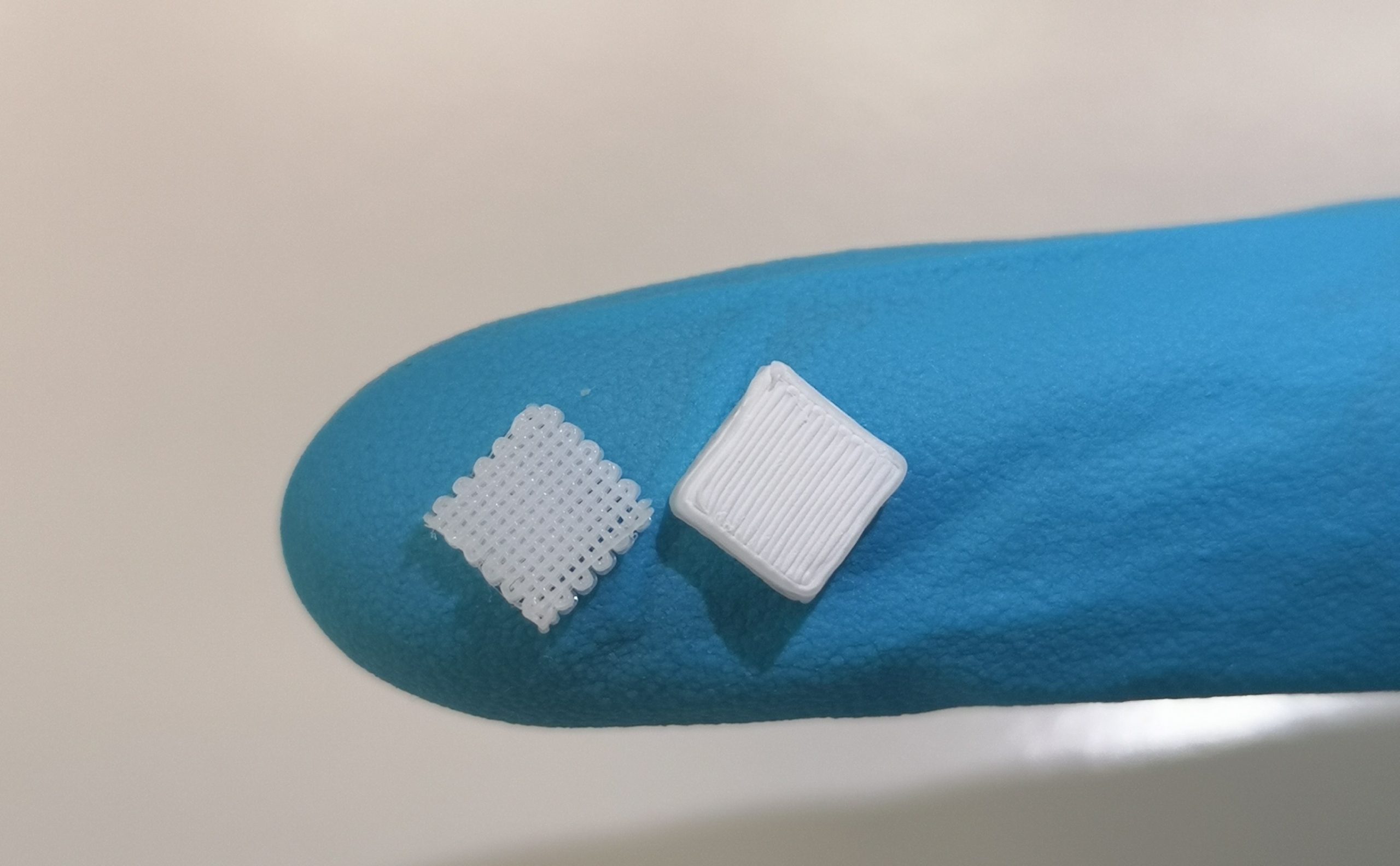 Im Inneren des mit der neuen 3-D-Druck-Methode hergestellten Materials (rechts) befindet sich ein Gittergerüst (links), in welches Tropfen einer Flüssigkeit gegeben werden können. Foto: © Harald Rupp Im Inneren des mit der neuen 3-D-Druck-Methode hergestellten Materials (rechts) befindet sich ein Gittergerüst (links), in welches Tropfen einer Flüssigkeit gegeben werden können. Foto: © Harald Rupp