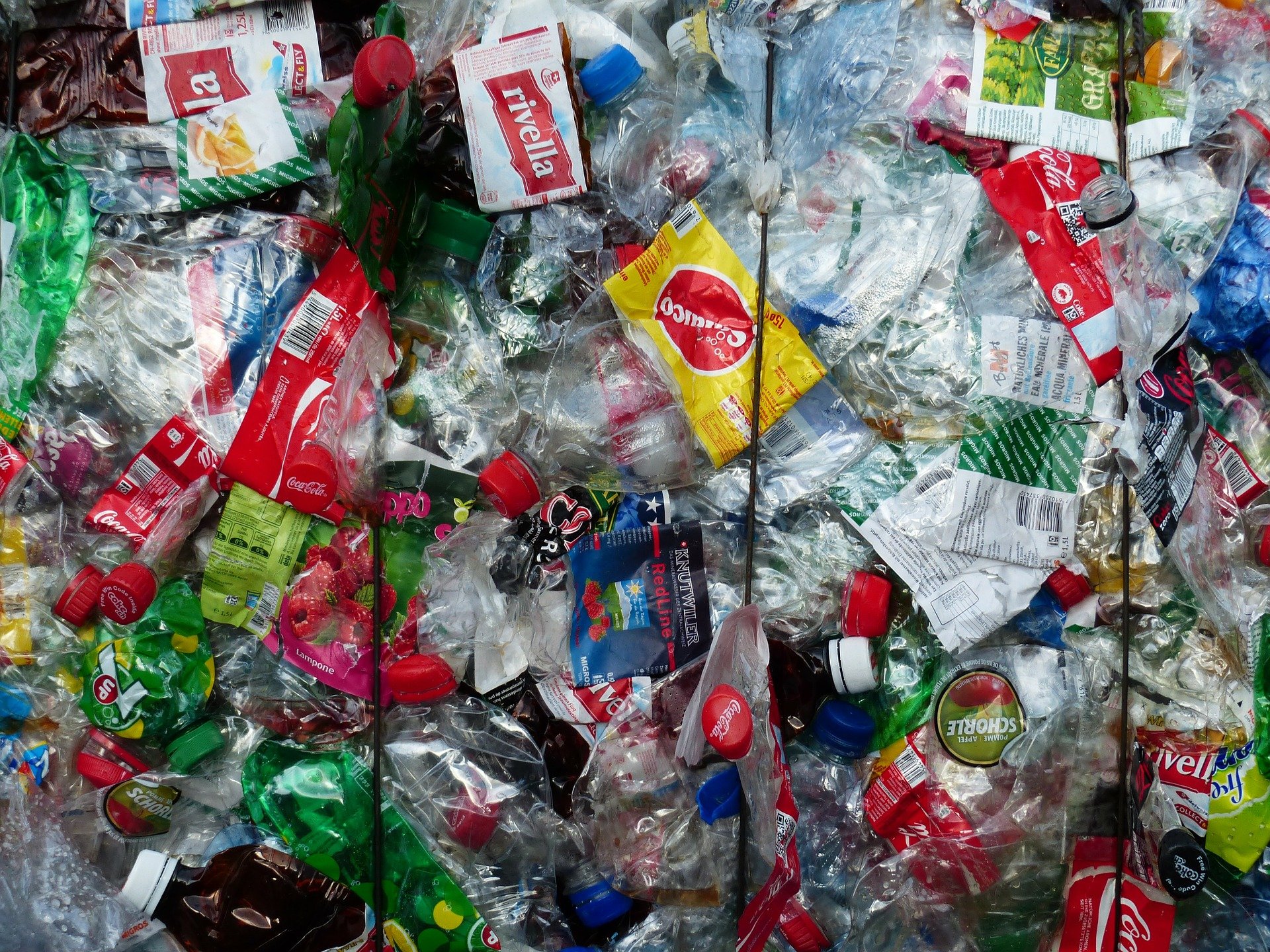 plastic-bottles-115074_1920 plastic-bottles-115074_1920