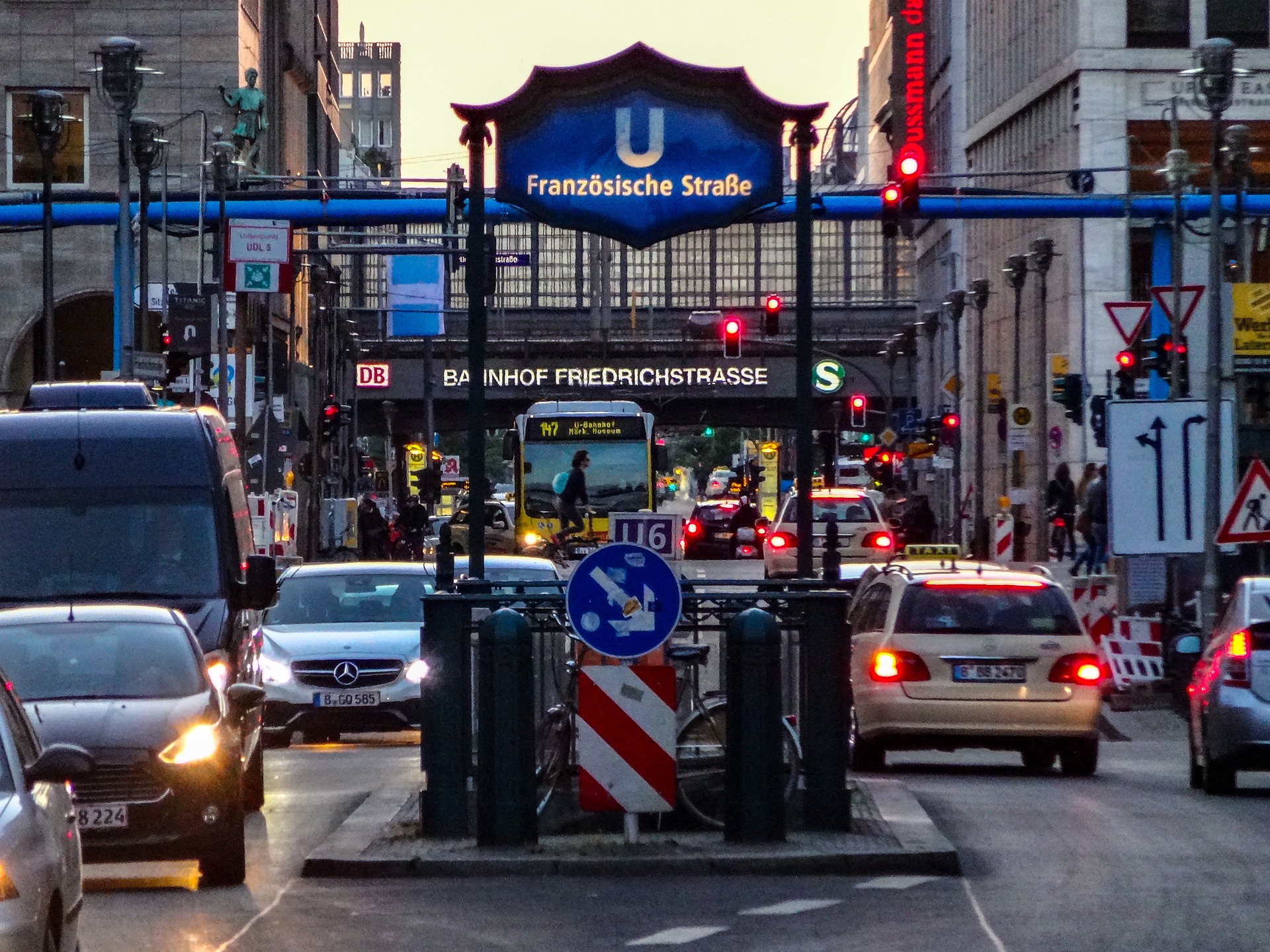 friedrichstrasse-5852800_1920 friedrichstrasse-5852800_1920
