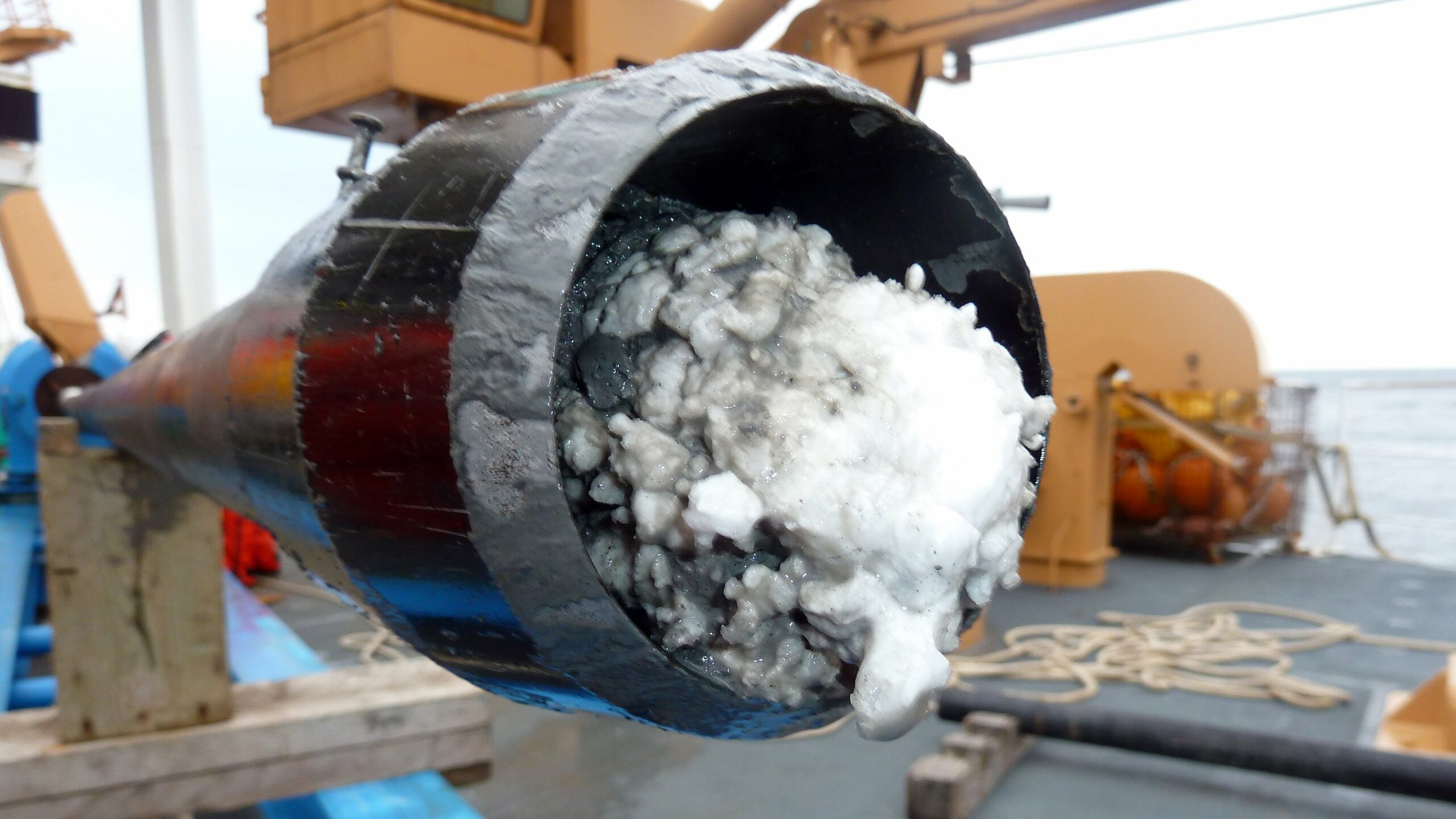 csm_Schmoker_P1000974_15x22_0a0f3bf3fa methane hydrate core