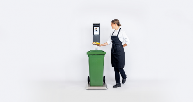 smart food monitor in use