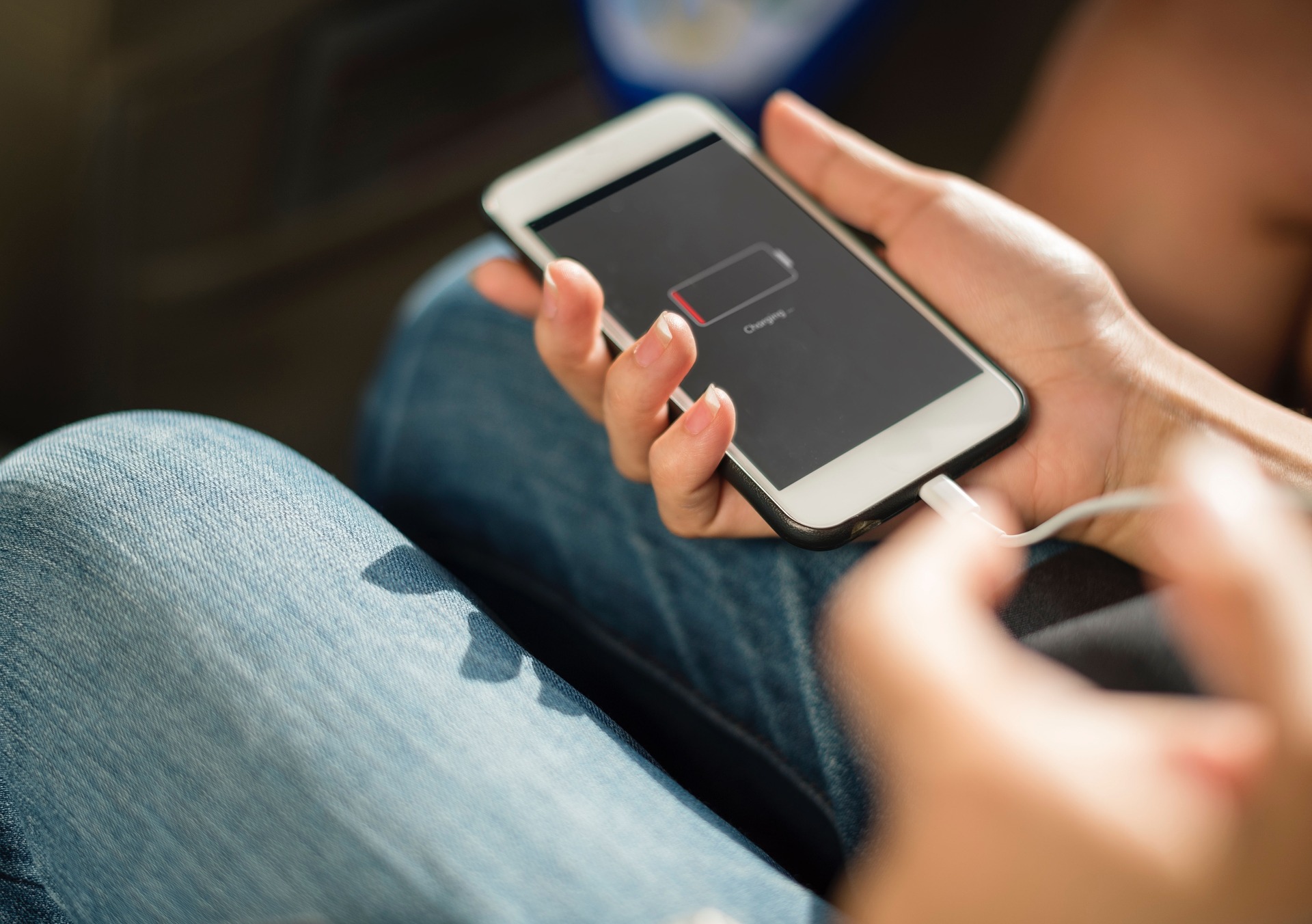 smartphone-g09ba7bb17_1920 charging