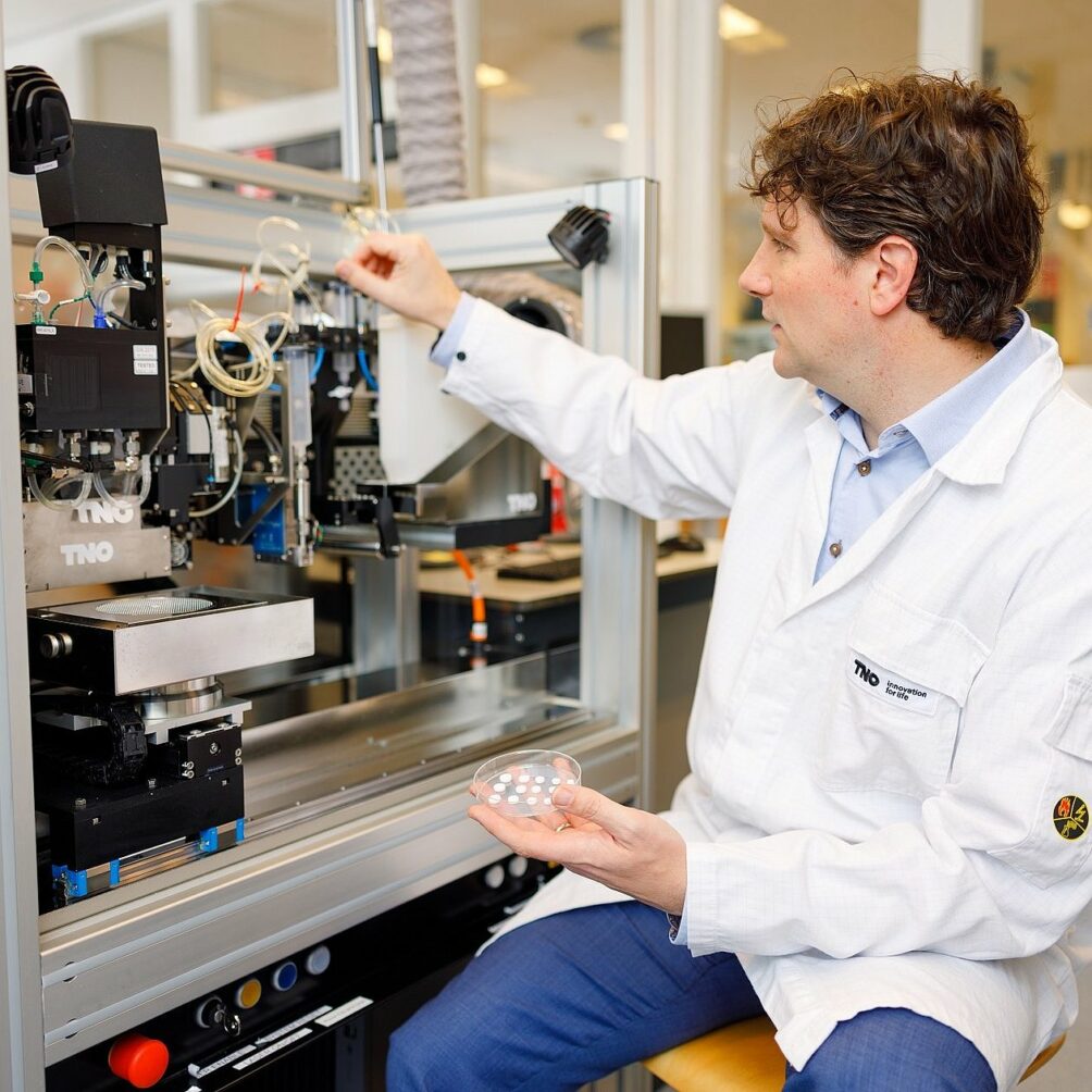 Pieter Debrauwer in het TNO lab. Beeld: Bram Saeys.