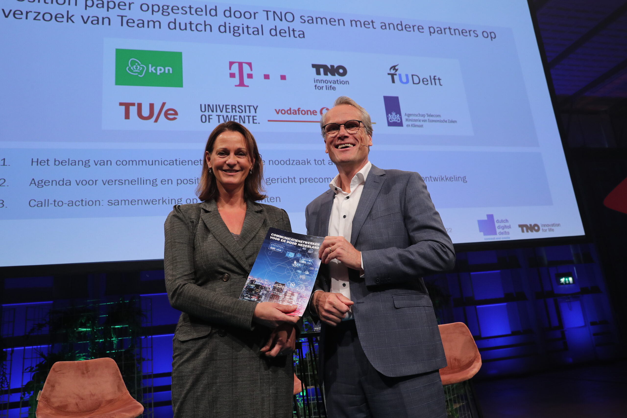 Overhandiging-FNS-paper-aan-Jeannine-Peek-Topsector-ICT-door-Henk-Jan-Vink-TNO-credits-Paul-Ridderhof- Overhandiging-FNS-paper-aan-Jeannine-Peek-Topsector-ICT-door-Henk-Jan-Vink-TNO-credits-Paul-Ridderhof-