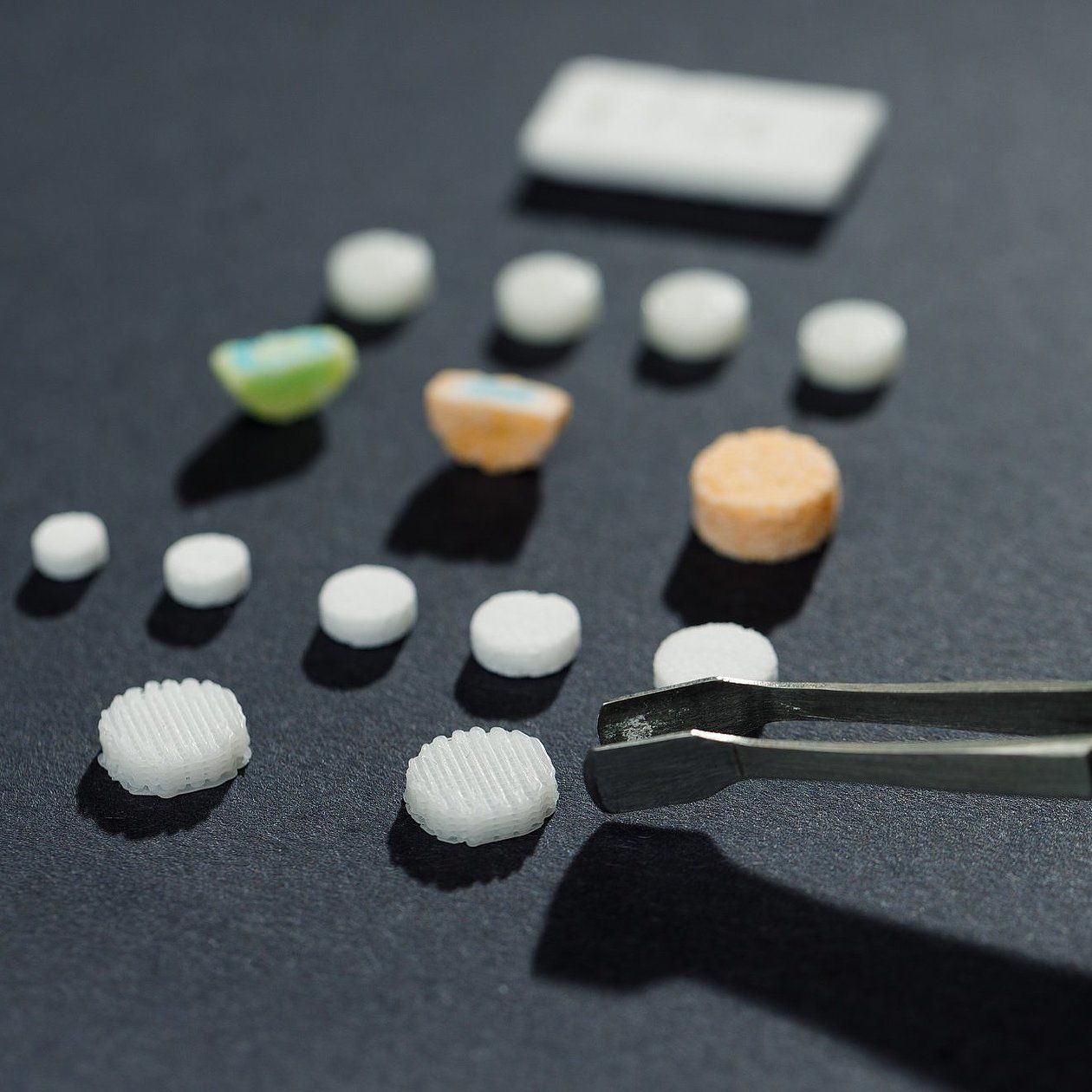 Straks kunnen er verschillende medicijnen in één pil afgedrukt worden. Beeld: Bram Saeys.