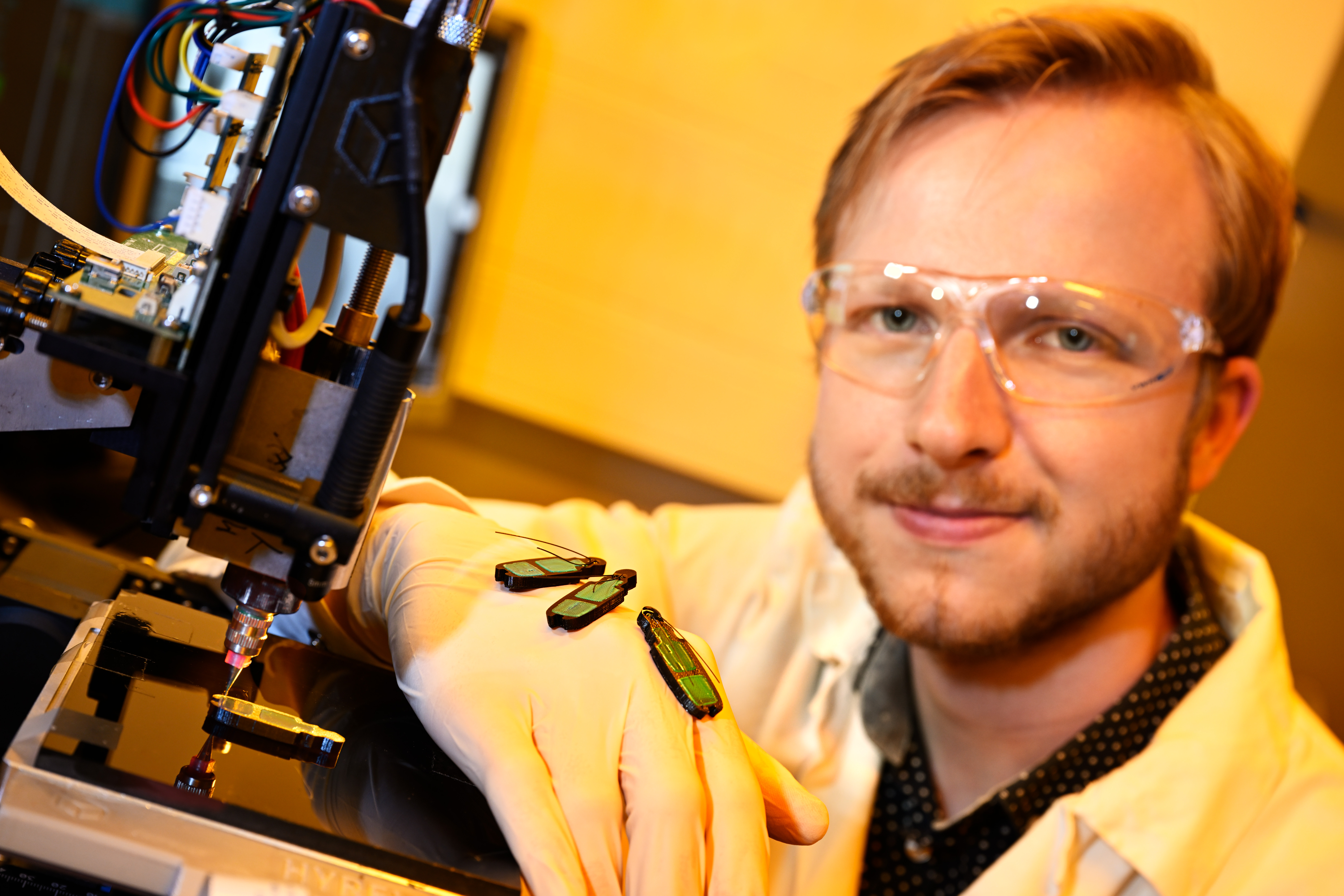 Jeroen Sol met 4D-geprinte kevers Jeroen Stol