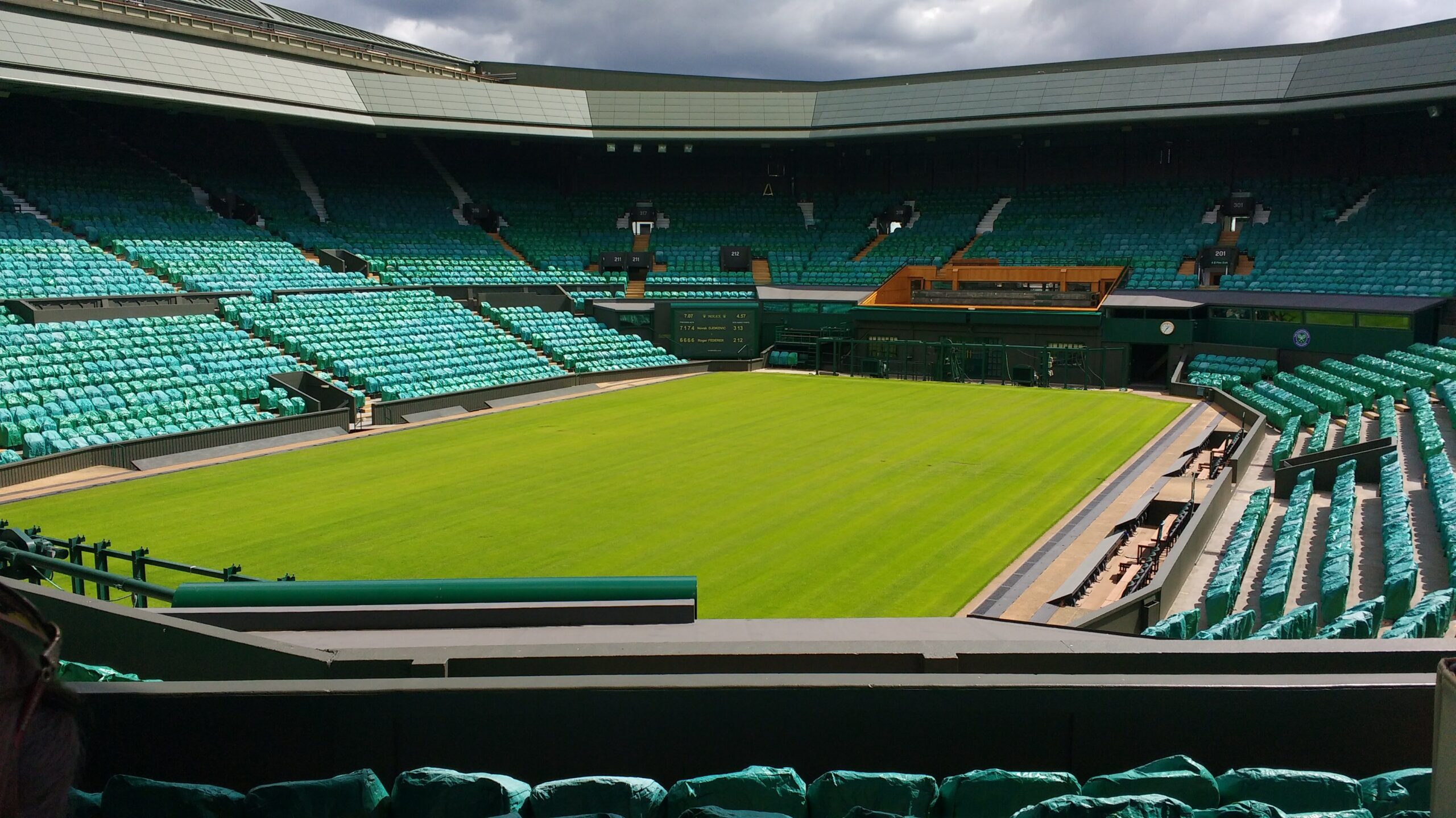 carlo-bazzo-nuj8hmbKLyw-unsplash Empty Wimbledon court on sunny day