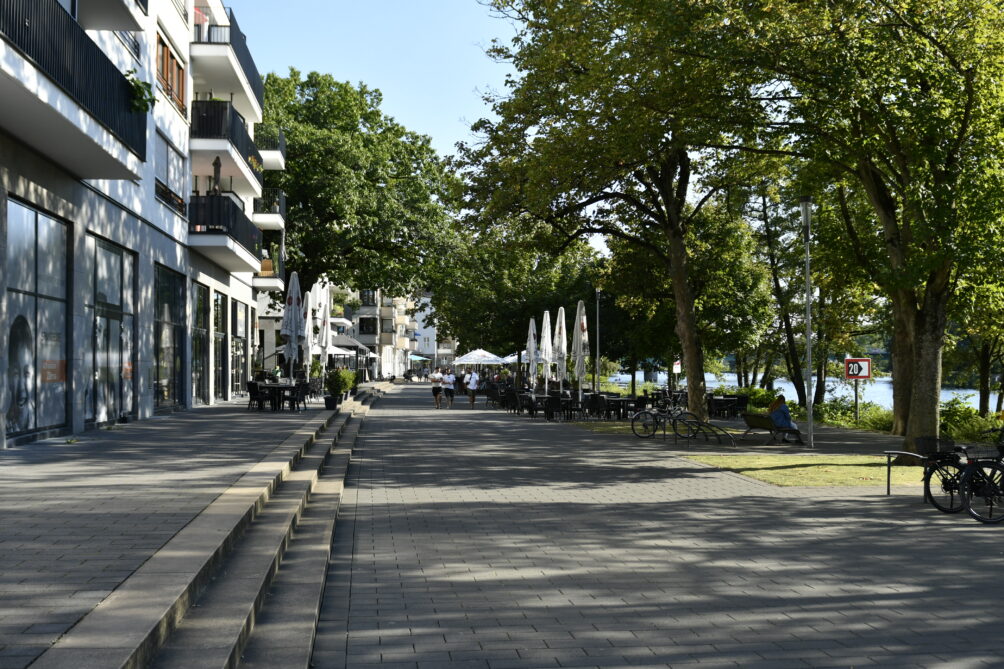 De rivierpromenade. Foto Maurits Kuypers